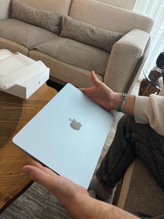 MacBook Air APPLE Azul Céu (13.6'' - Apple M4 10-Core - RAM: 16 GB - 256 GB SSD - 8-Core)