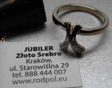 Pierścionek z diamentami białe złoto ciekawa ozdoba.