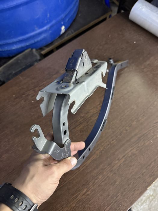 Lexus es 300h петля багажника