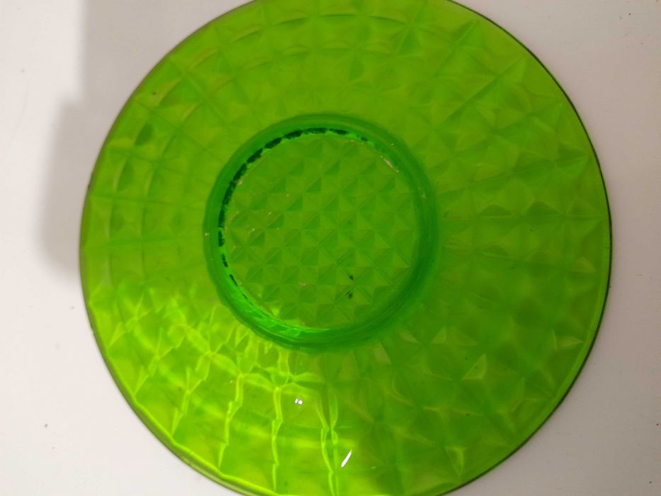 Lote de pratos antigos de sobremesa em vidro.