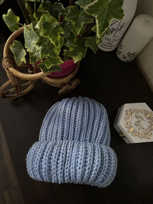 Продам вʼязану теплу шапулю. Ніжно блакитного кольору. Нова