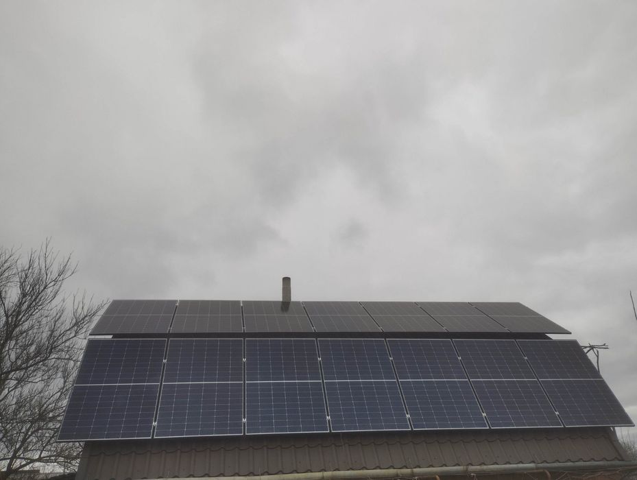 Монтаж сонячних панелей та інверторів.