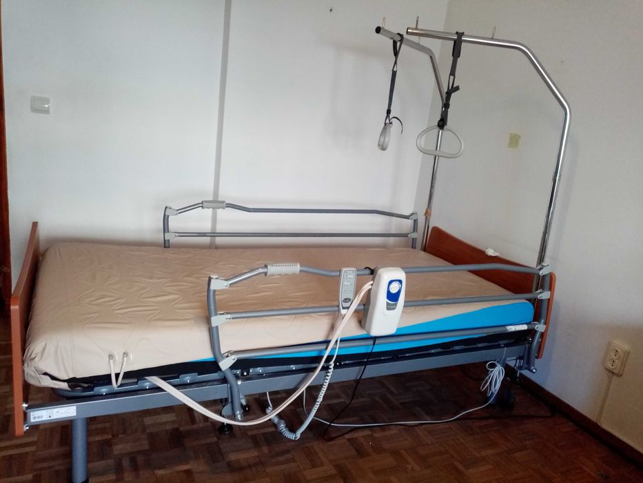 Cama articulada elétrica em bom estado, na Amadora, casal de São Brás.