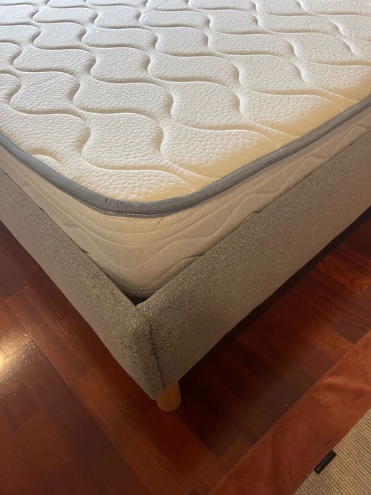 Cama king size cinzenta com pernas de madeira