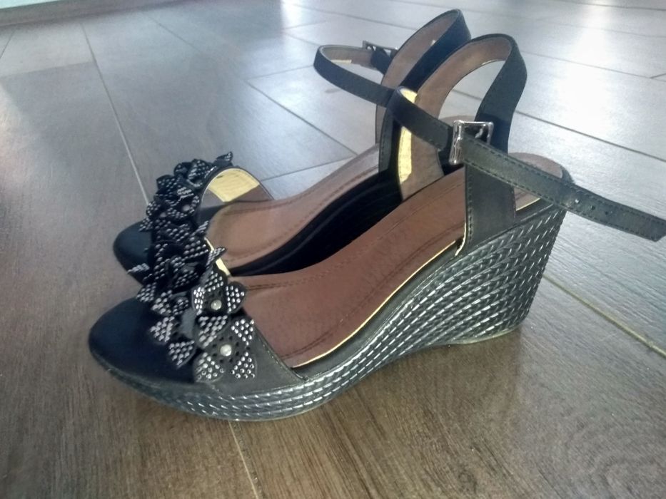 Buty na koturnie