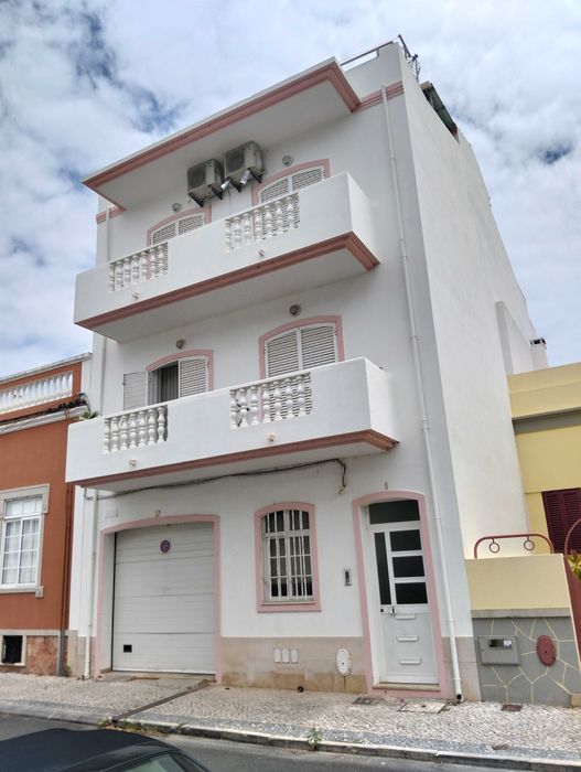Aluga-se T2 , baixa de Faro, junto ao parque de estacionamento S. Francisco/centro histórico, 1 semana mínimo.