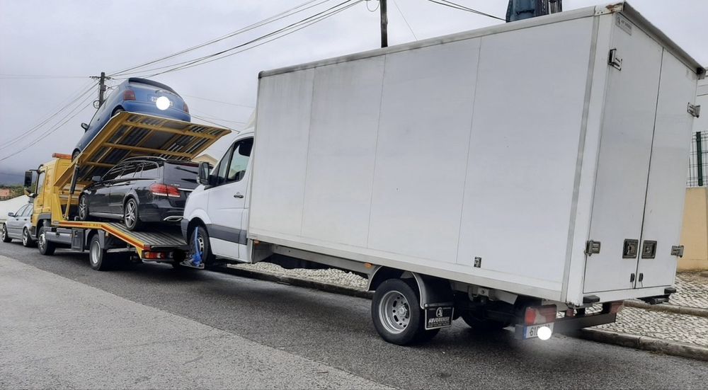 Mercedes Atego 818 Pronto Socorro tranporta 3 Carros.