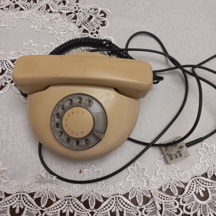 Stary telefon z prl