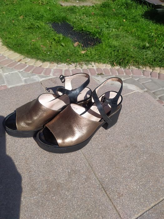 Босоніжки шкіряні