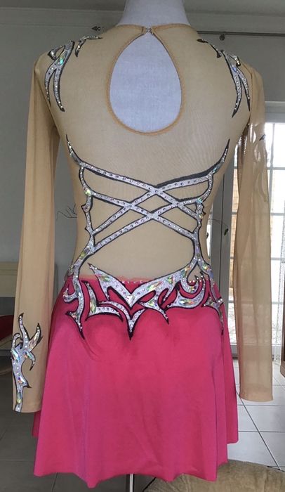 Vendo fato de patinagem artistica ou ginastica ritmica
