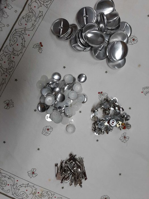 Um rolo de corrente para bijuteria artesanato ou roupa e acessórios