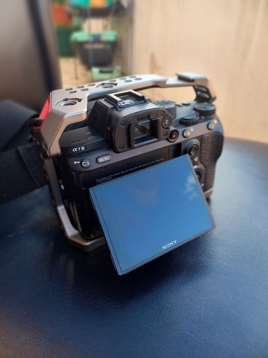 Sony Alpha 7 Mark III + cage + lente 50mm A-1.8