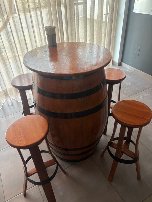 Mesa em Pipo com 4 bancos