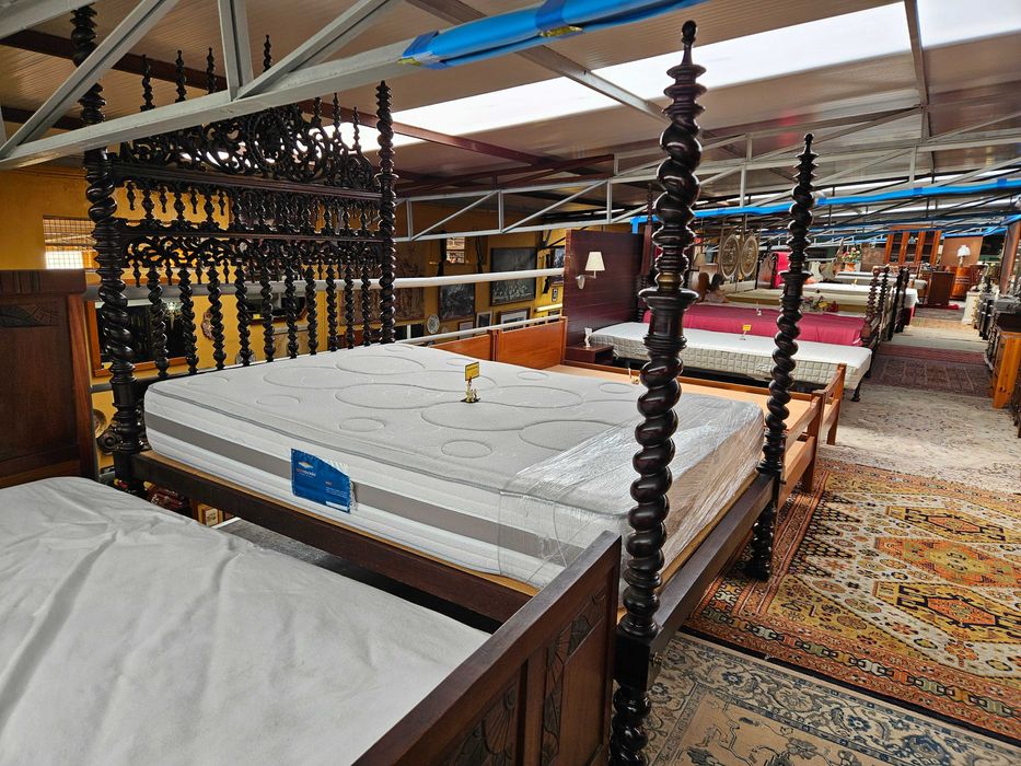 Cama antiga em madeira maciça de bilros com estrado e colchão -