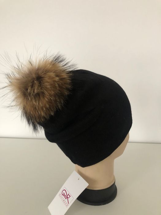 Nowa czarna czapka damska z dużym pomponem futrzanym z lisa Gatta