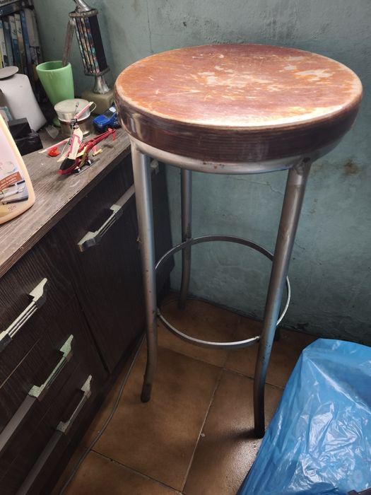 Cadeiras altas de café