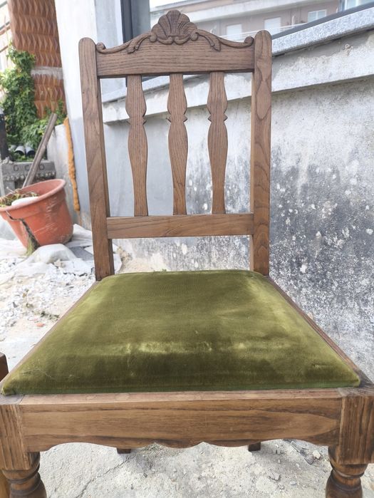 Par de cadeiras vintage em madeira maciça com estofo em veludo verde