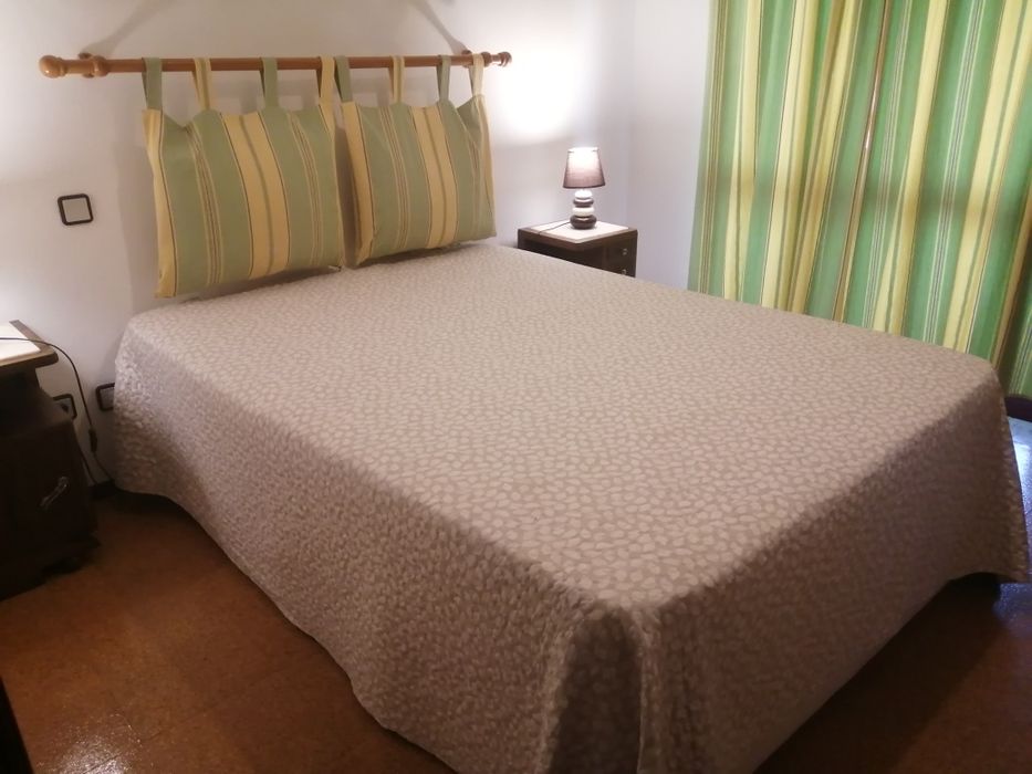 Cama de casal com arrumação e colchão incluído ( 2,00m x 1,40m x 0,57m )