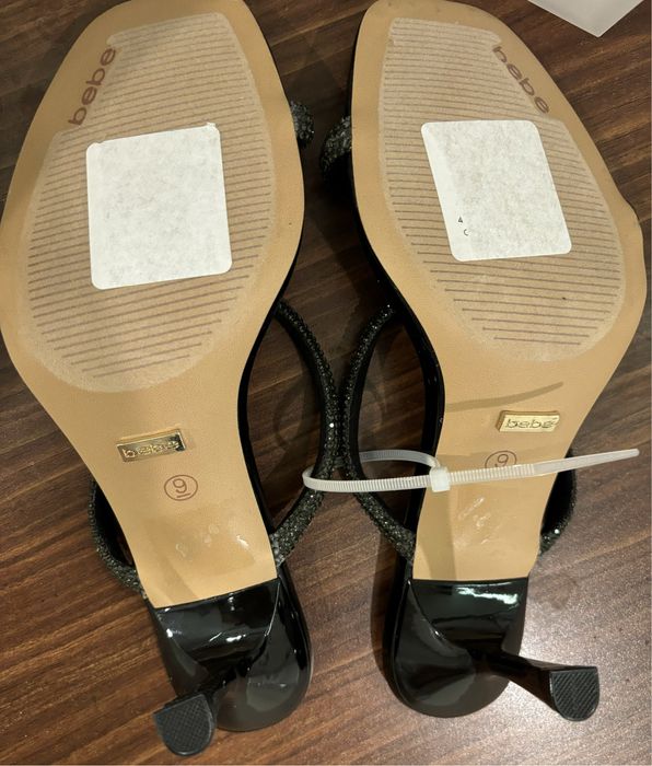 Sandalias pretas. Marca Bebe. Tamanho 9 (40). Novas.
