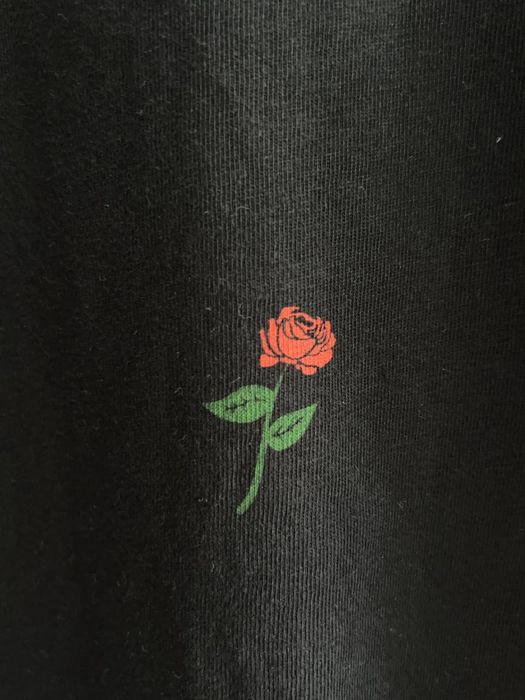 футболка з трояндами