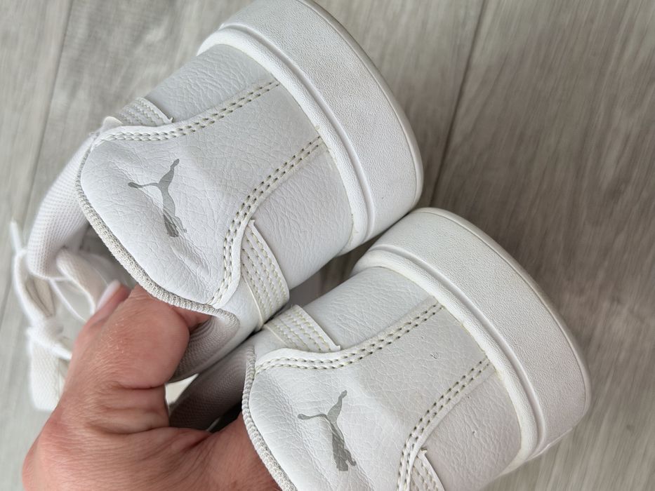 Куди puma білі на дівчинку