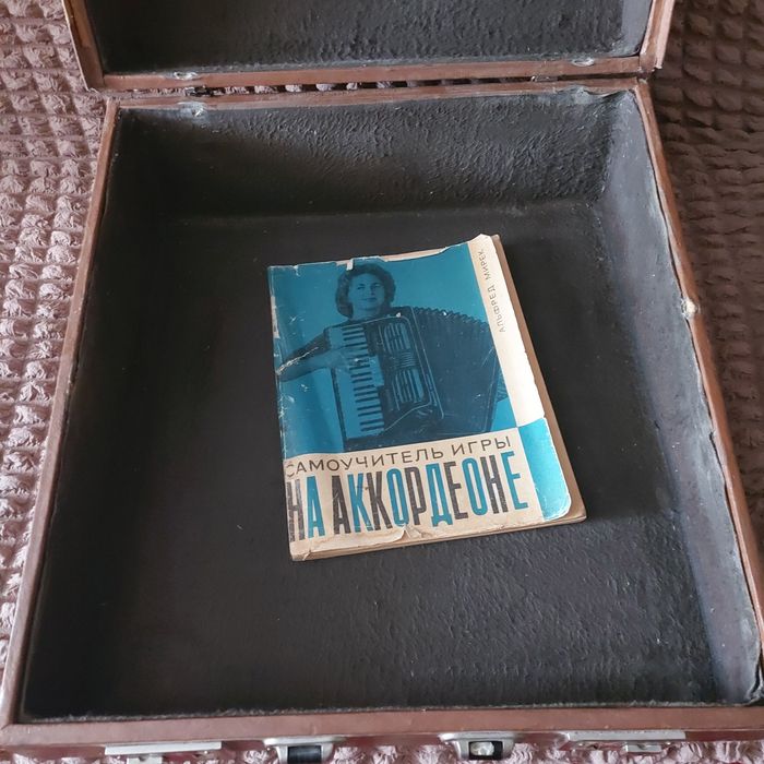 Аккордеон "Волна" с футляром