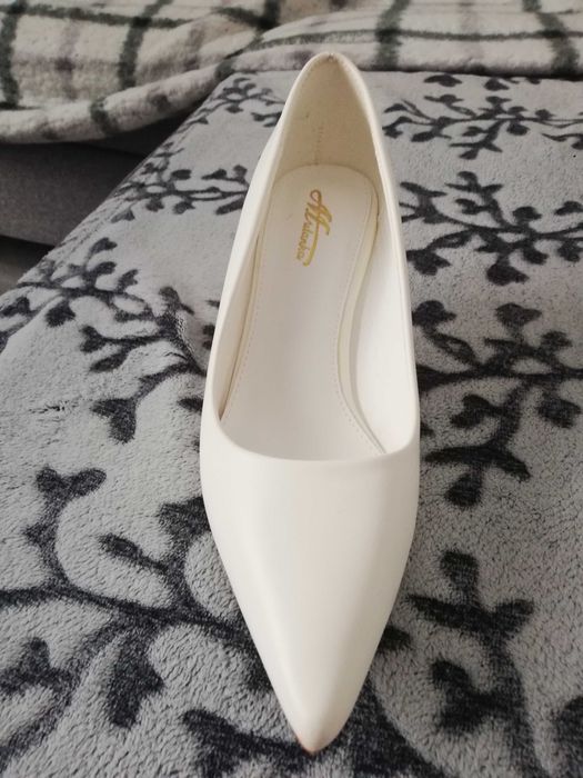 Białe szpilki damskie.