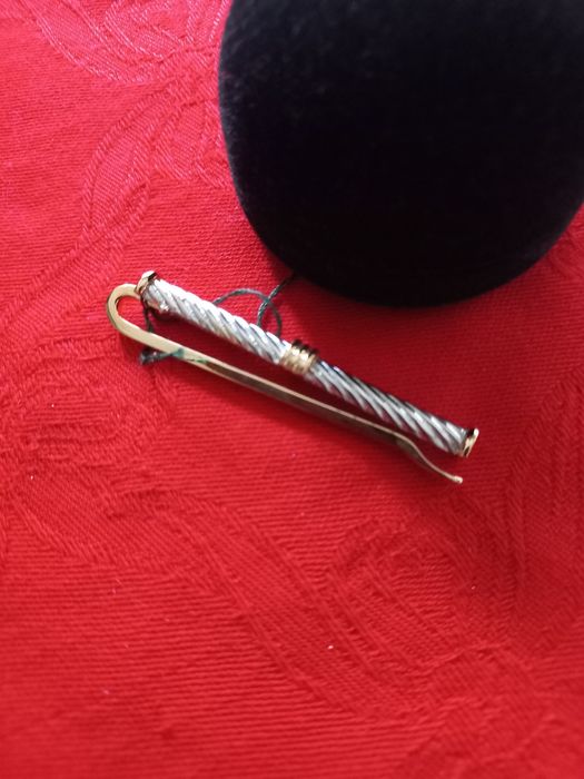 Alfinete de gravata prateado e dourado marca Shock