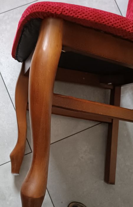 Krzesła na profilach z litego drewna