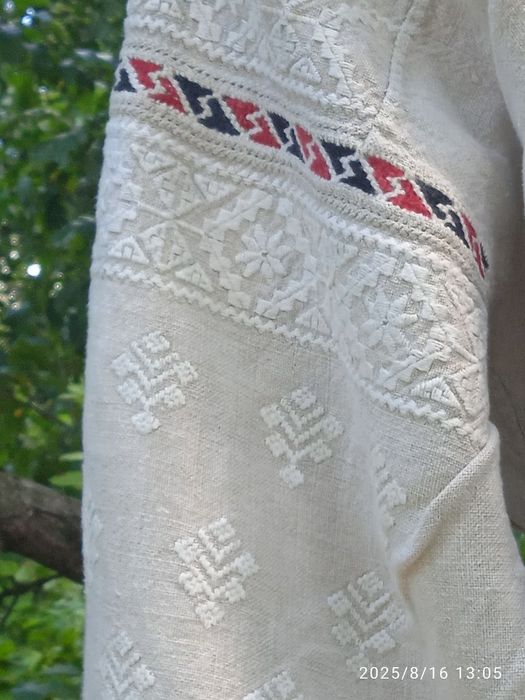 Старовинна вишита українська сорочка