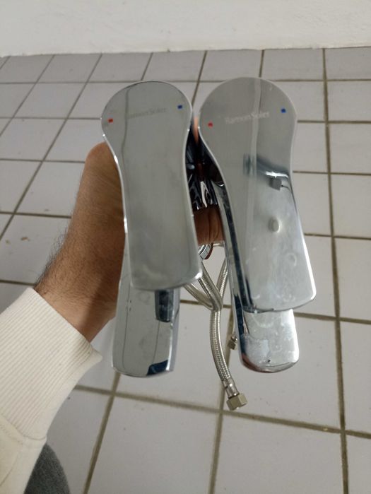 Tampo de duas pias, duas torneiras e portas em vidro de cabine de duche