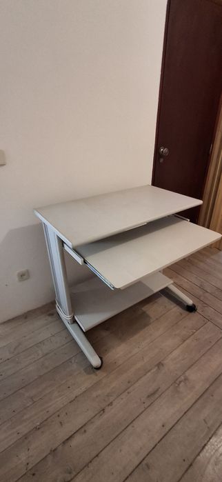 Secretaria metálica para computador