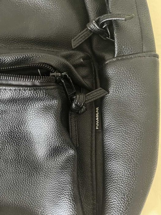 Mochila Pull&Bear preta em pele sintética