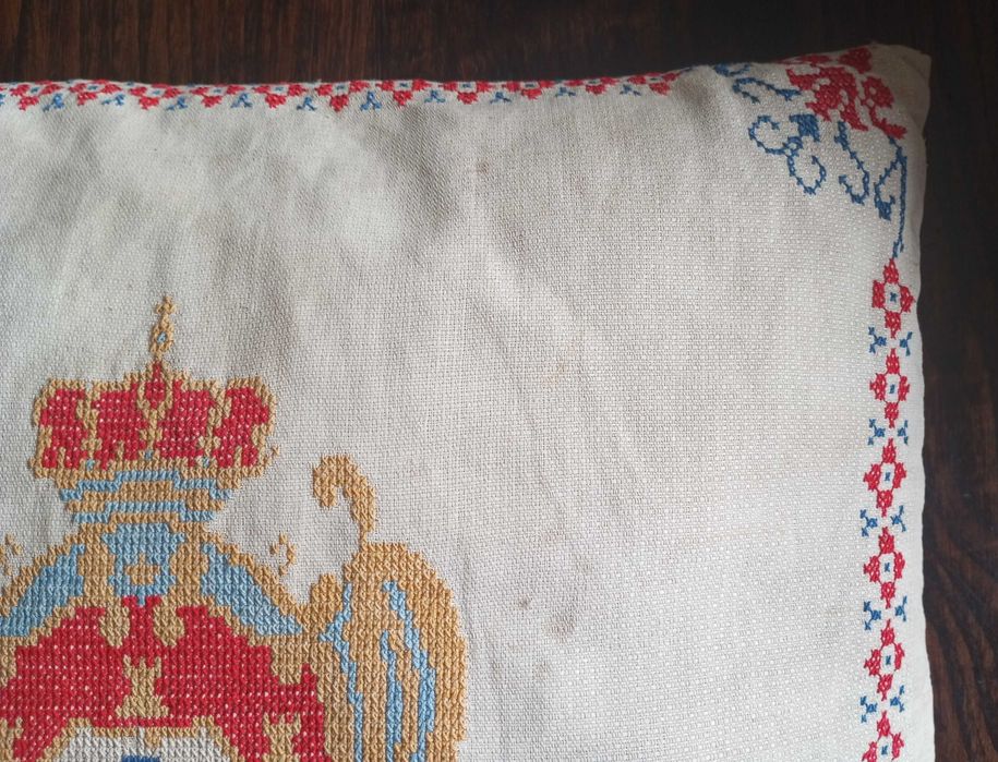 Antiga almofada bordada com as Armas do Reino de Portugal