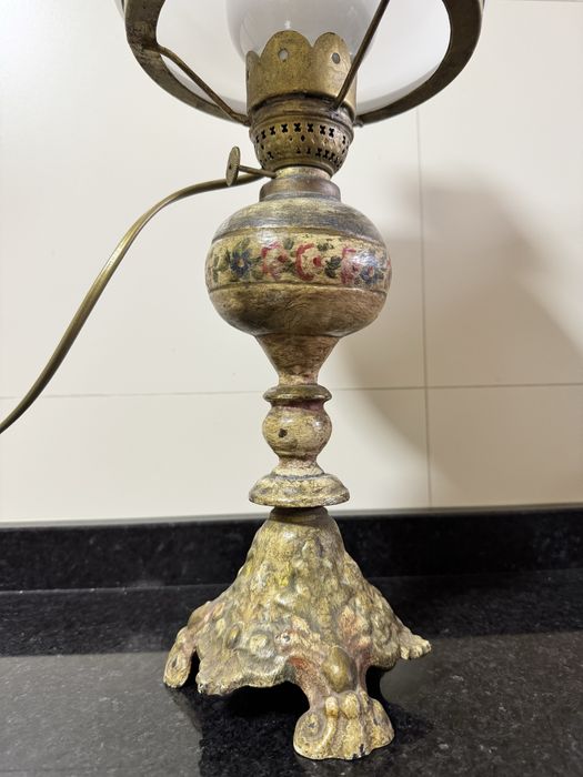 Candeeiro vintage estilo petróleo metálico pintado e globo em vidro