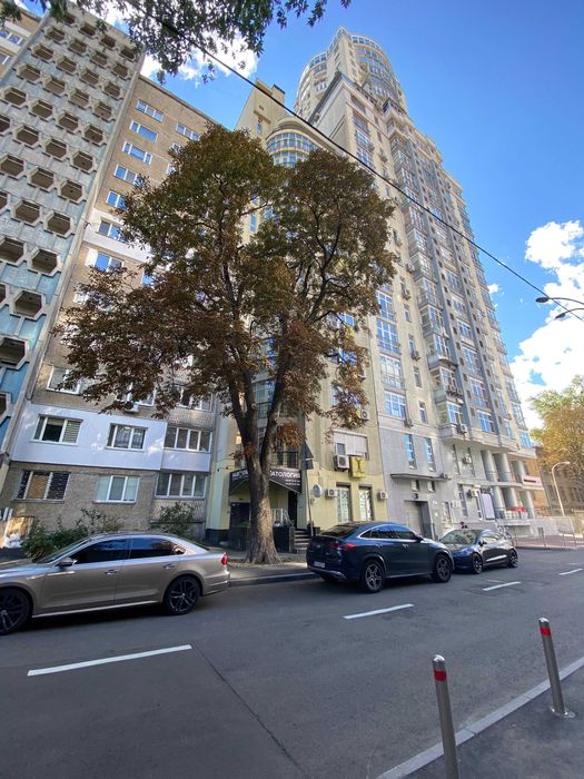 Продаж приміщення 67м2, Панаса Мирного 15, фасадний вхід, Печерськ, метро Кловська та Печерська, Київ Печерський район