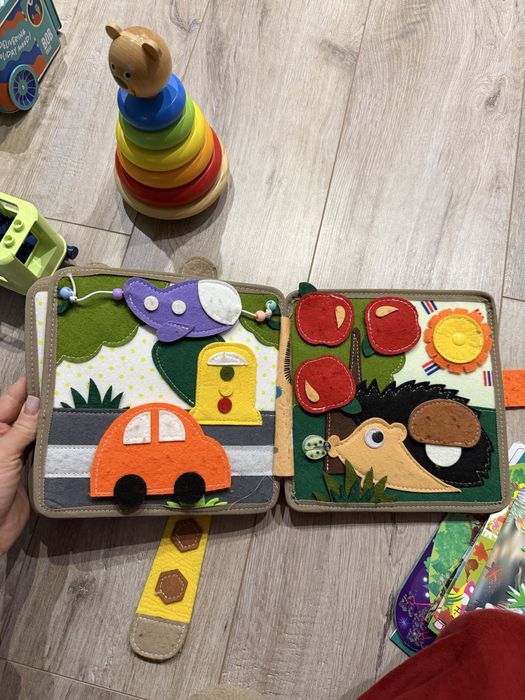 Розвиваюча книжка з фетру бізібук тактильна