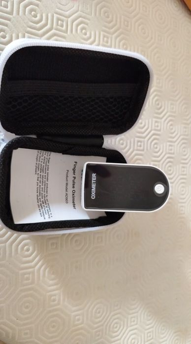 Oximetro de dedo com bolsa de armazenamento