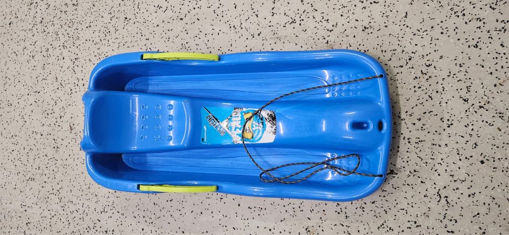 Plastikowe sanki dla dziecka – lekkie, wygodne, z hamulcami