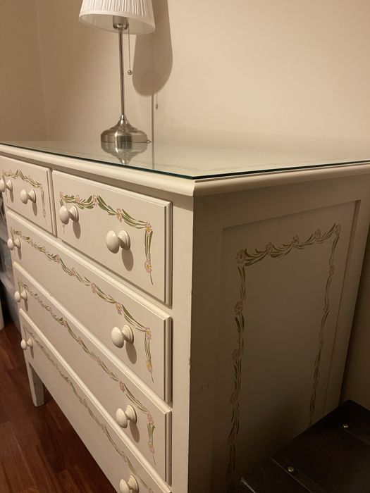 Movel com gavetas de quarto (Conjunto: Cadeira, Cama e Movel)