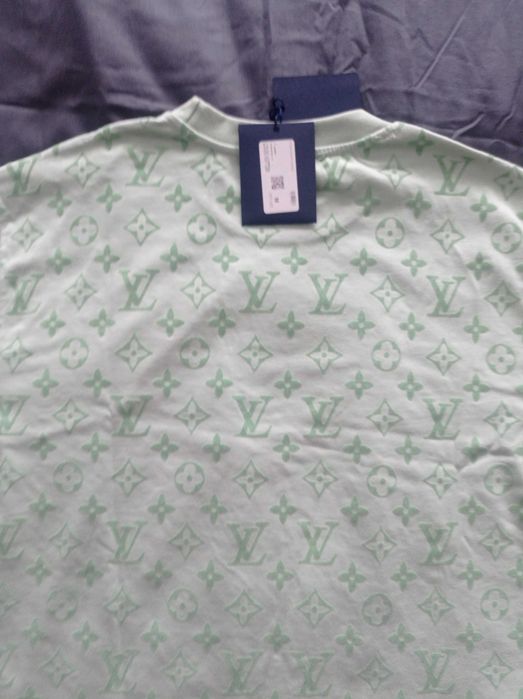T-shirt Louis Vuitton tamanho M nova