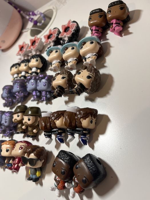 Vendo bonecos de stranger things do kinder joy!