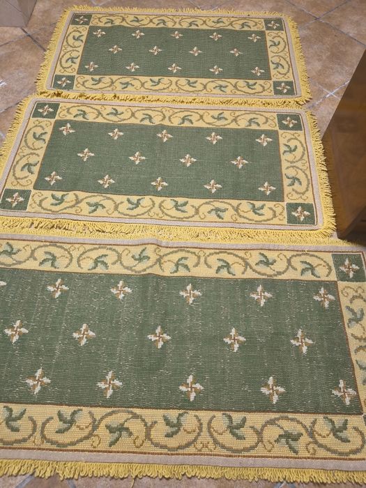 Tapetes Arraiolos Lote 3 Peças.
Conjunto de três tapetes Arraiolos com