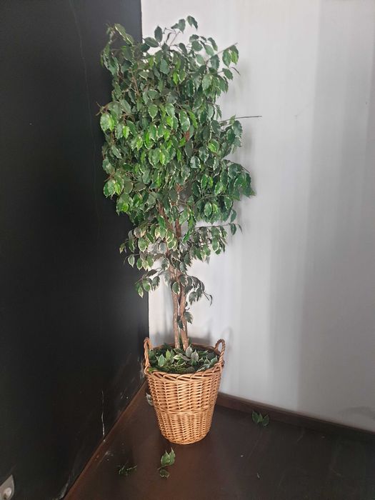 cesto com planta artificial