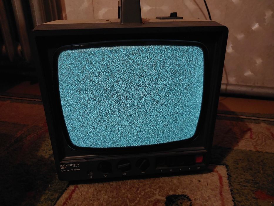 Telewizor vintage Unitra WZT Vela T 206 włącza się