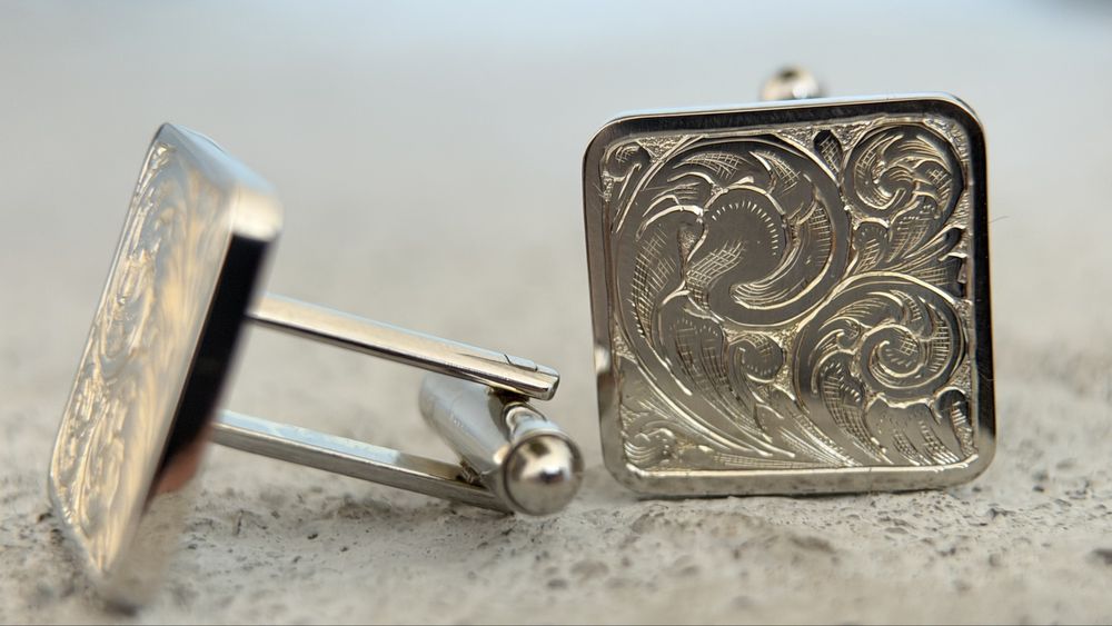 Spinki do mankietów. Ręczny grawerunek