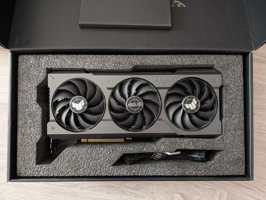 Відеокарта ASUS TUF Gaming GeForce RTX™ 4070 Ti OC Edition із 12 ГБ.