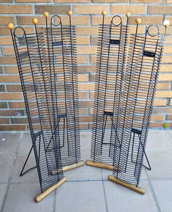 Conjunto de 4 Suportes para  CD em metal preto e madeira