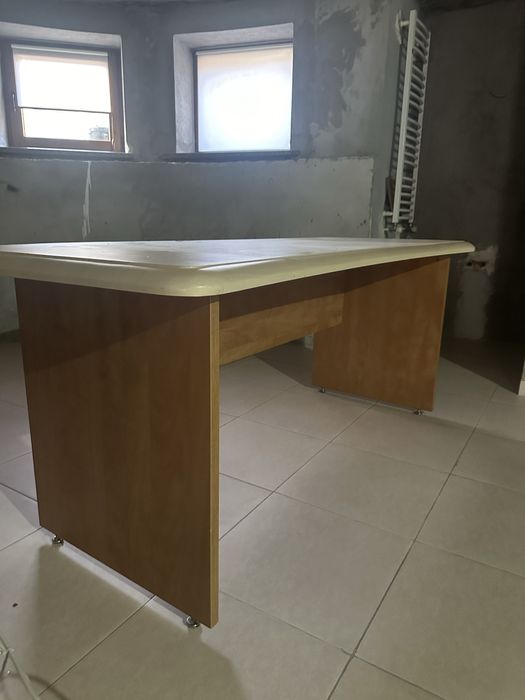 СТОЛ ДЛЯ ШЕФА : большой, красивый, удобныйПридаст рабочее настроение .