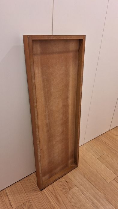 Espelho com estrutura em madeira